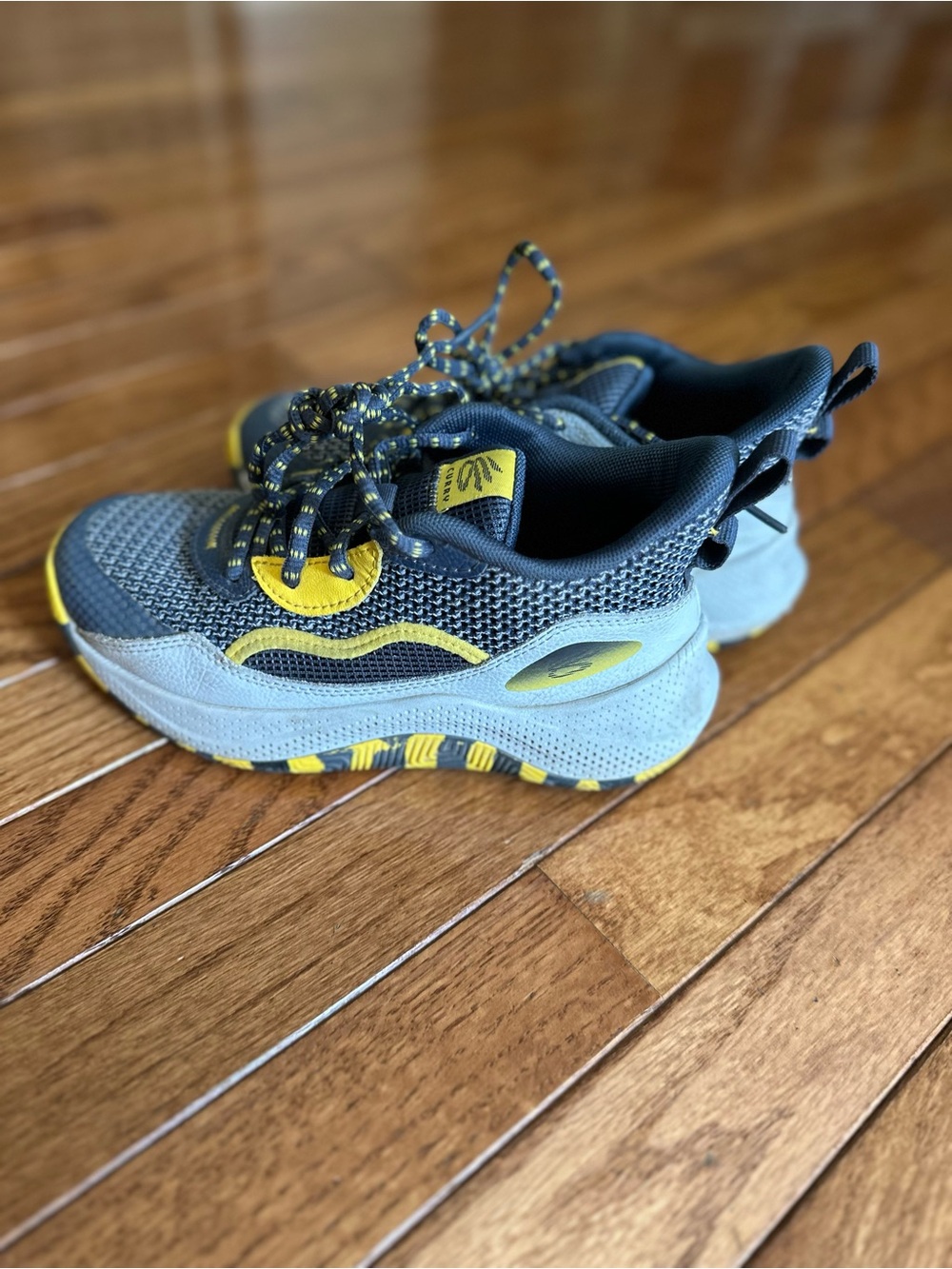 Under Armour Curry Kids Athletic Sneakers in Dark Gray and Yellow; sz 2
